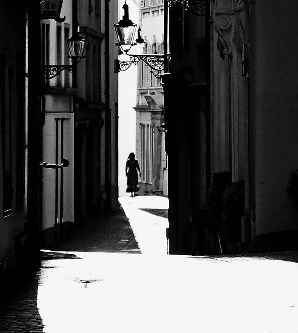 Frau in Gasse