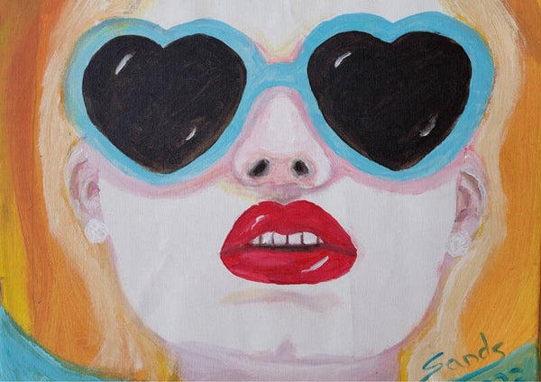 Frau mit Herzbrille 1
