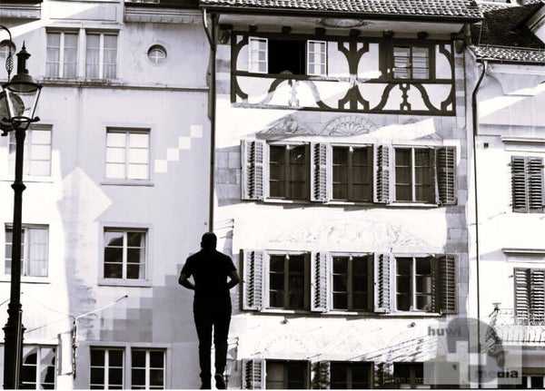 Silhouette vor historischer Fassade