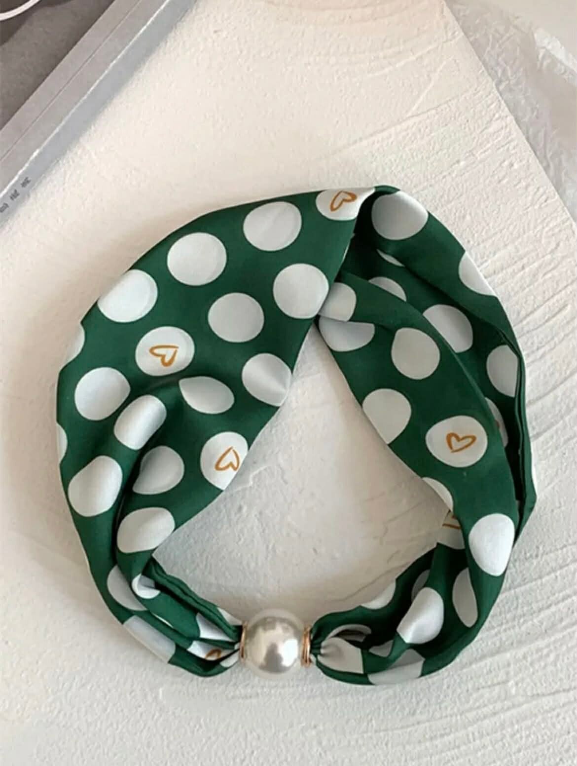 Groen met witte bolletjes