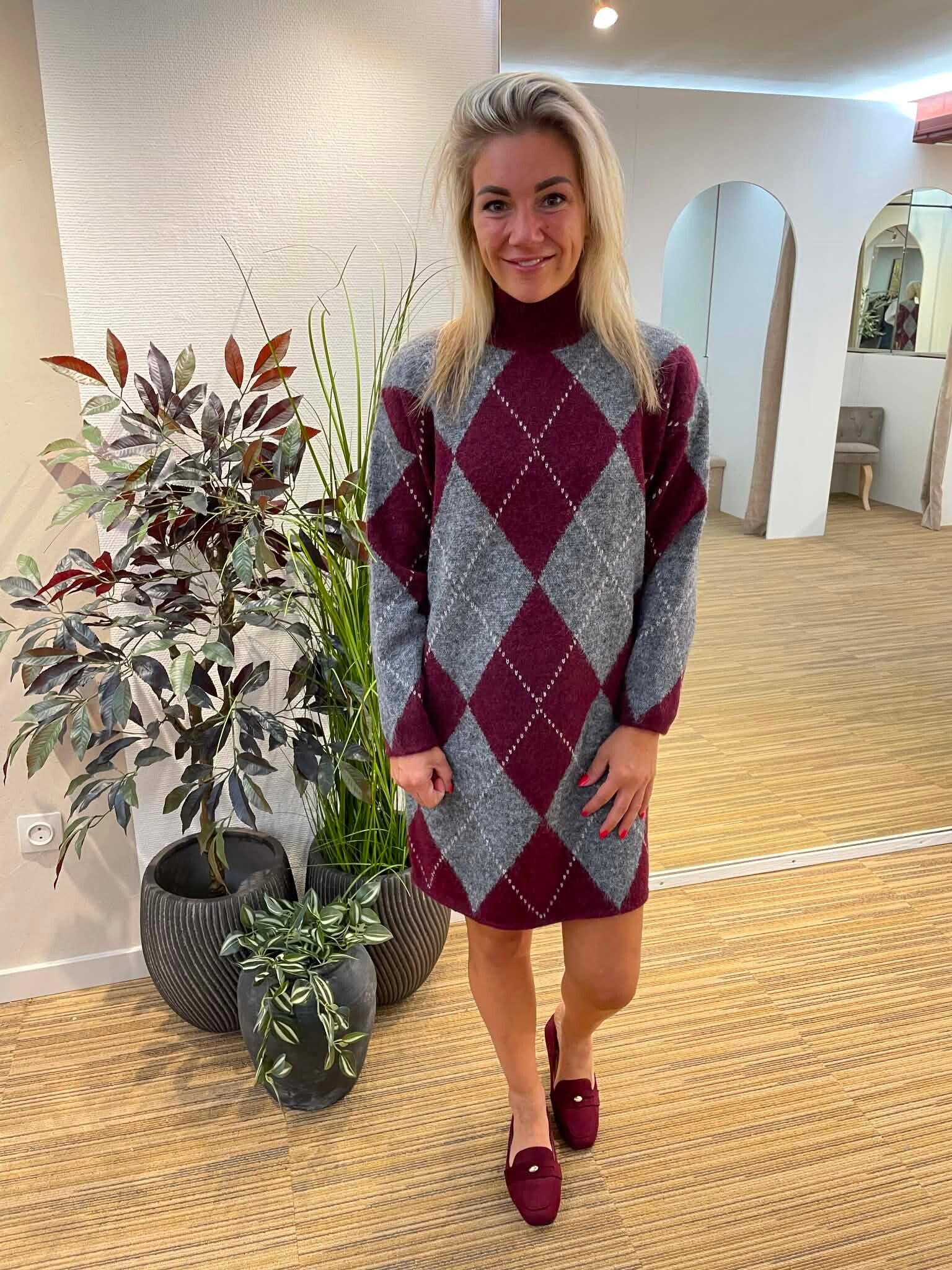 Geruite bordeaux kleedje