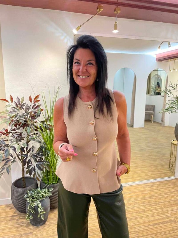 Beige top met goude knoopjes