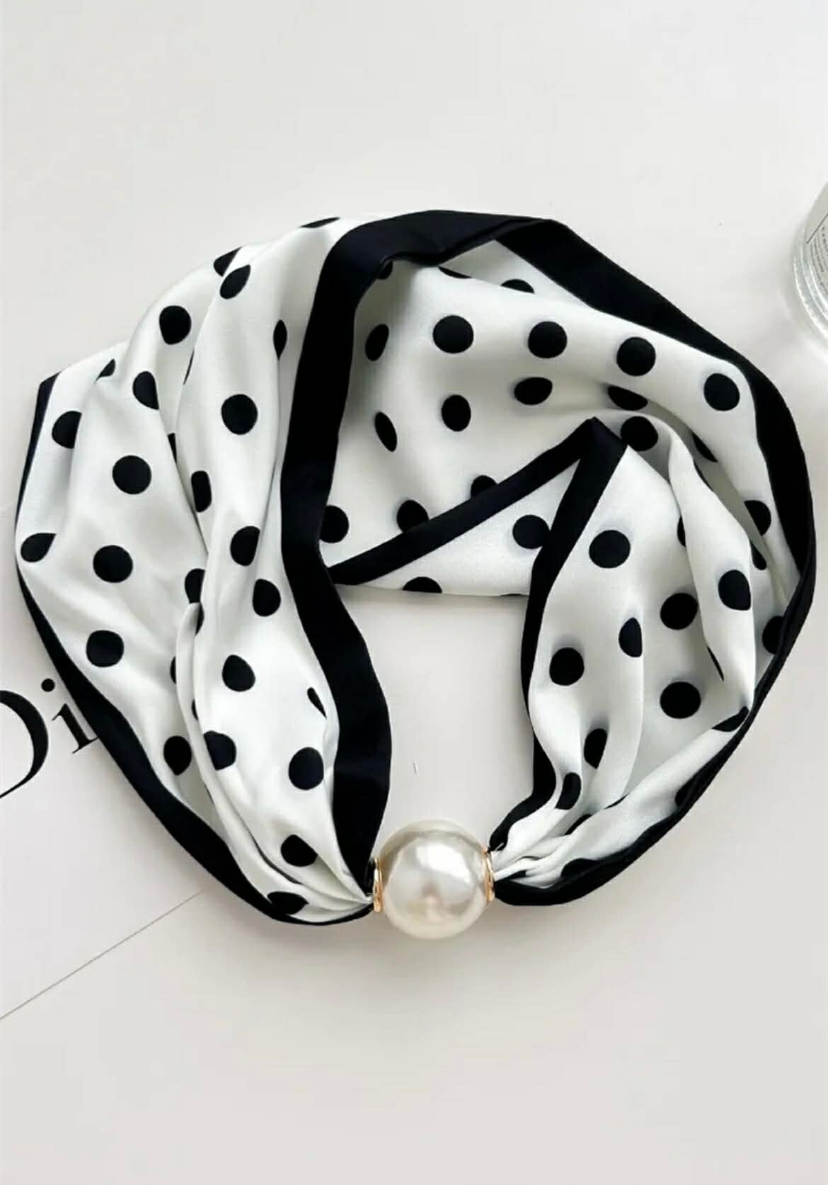 Wit met zwarte bolletjes 040