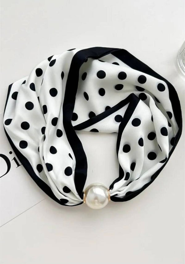 Wit met zwarte bolletjes 040