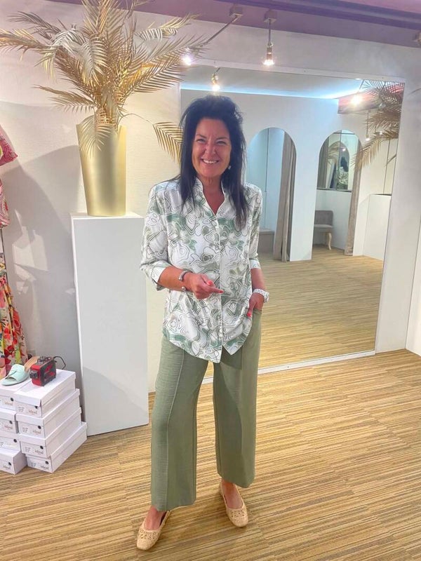 Kaki met beige bloesje