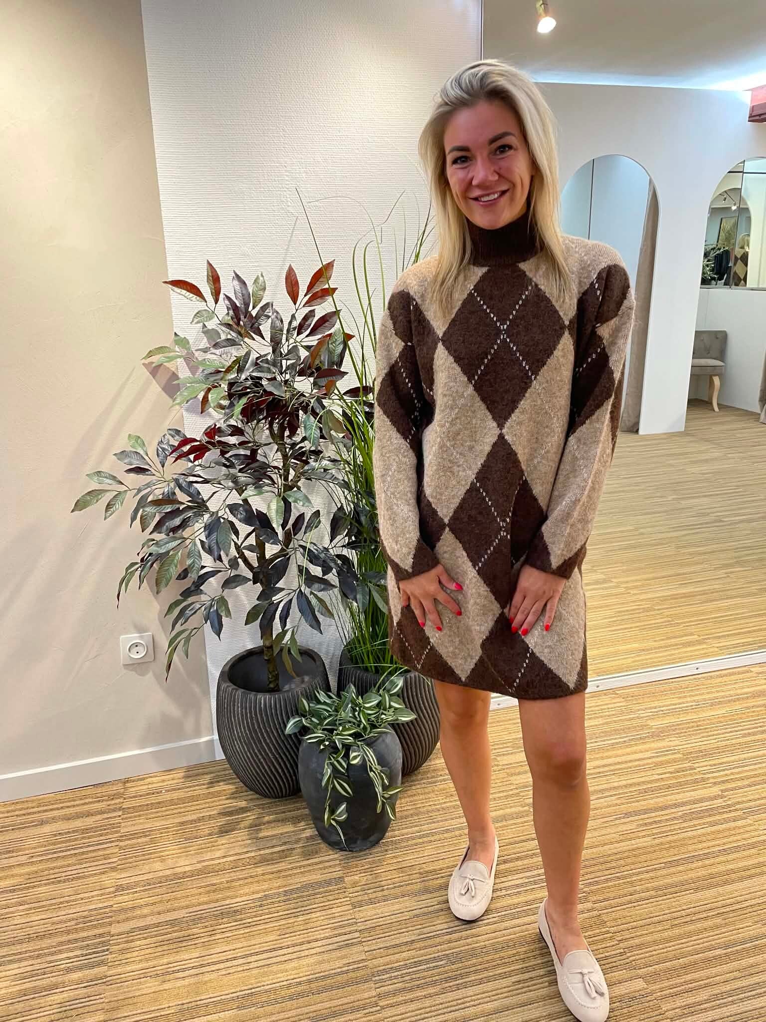 Geruite beige kleedje