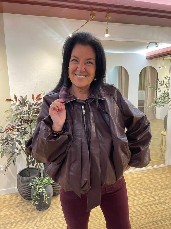 Bordeaux leren jasje met strik