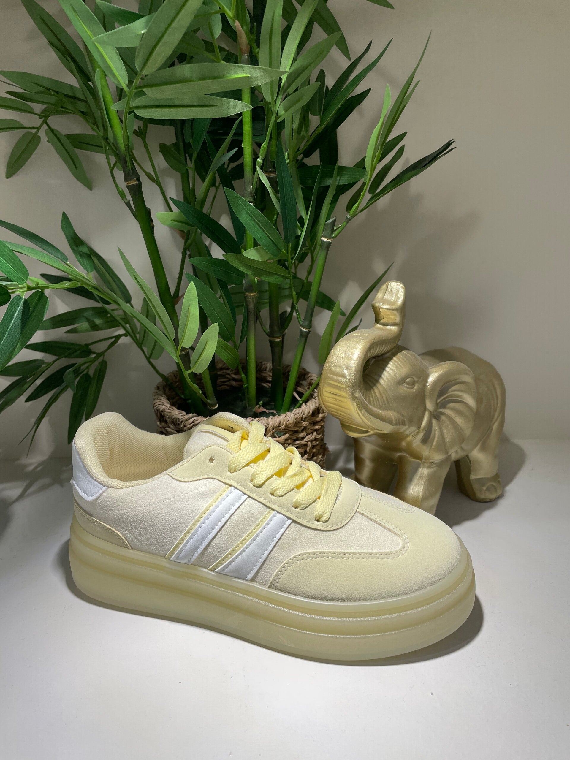 Boter gele sneakers