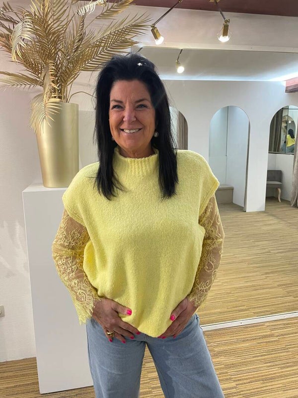 Geel pulletje met kant