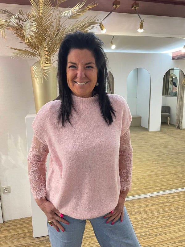 Roze pulletje met kant