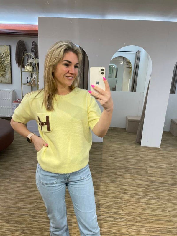 Geel pulletje met H korte mouw