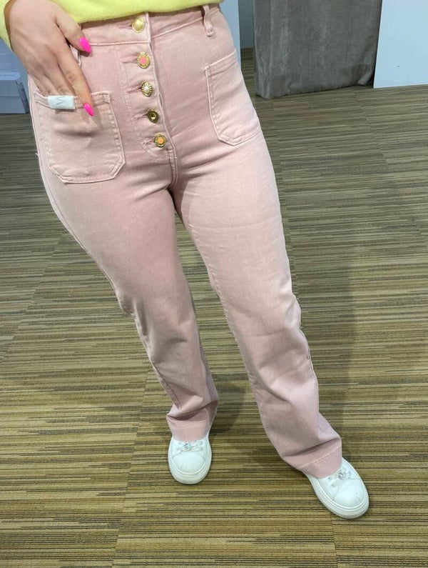 Roze jeansbroek met verschillende knoopjes