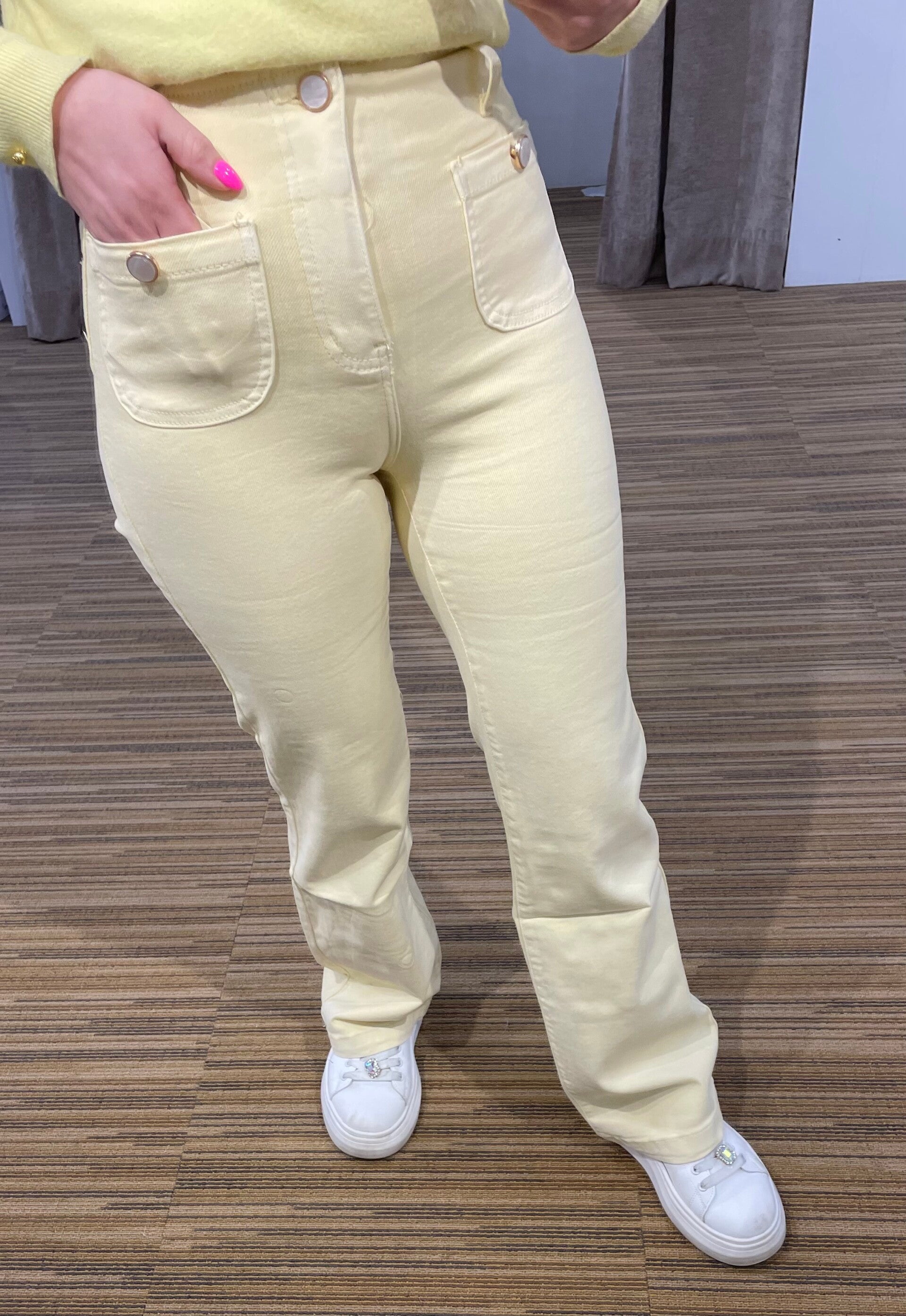 BoterGele jeansbroek met 1knoop op de zak
