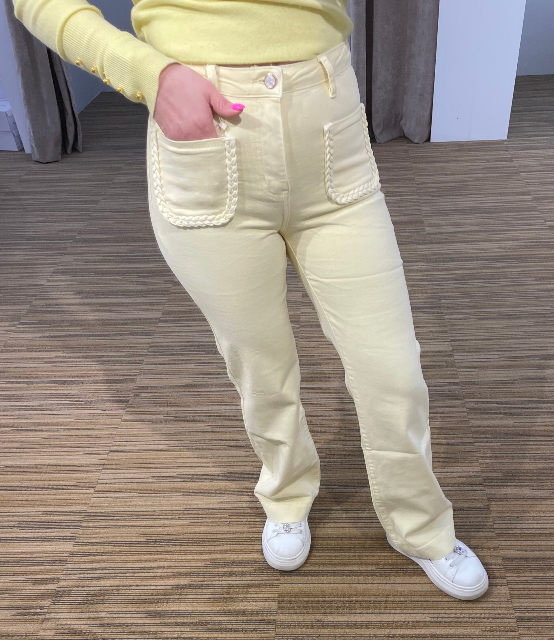 BoterGele jeansbroek met vlecht op de zakjes