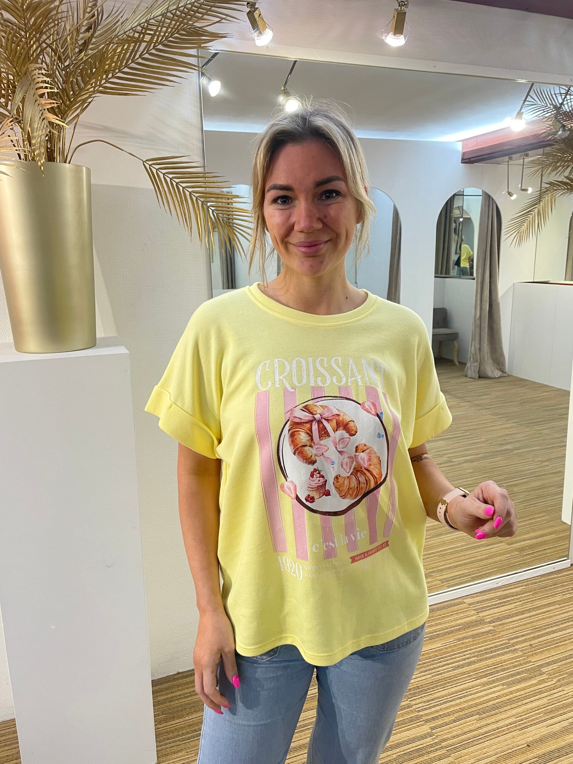Geel croissant t-shirt