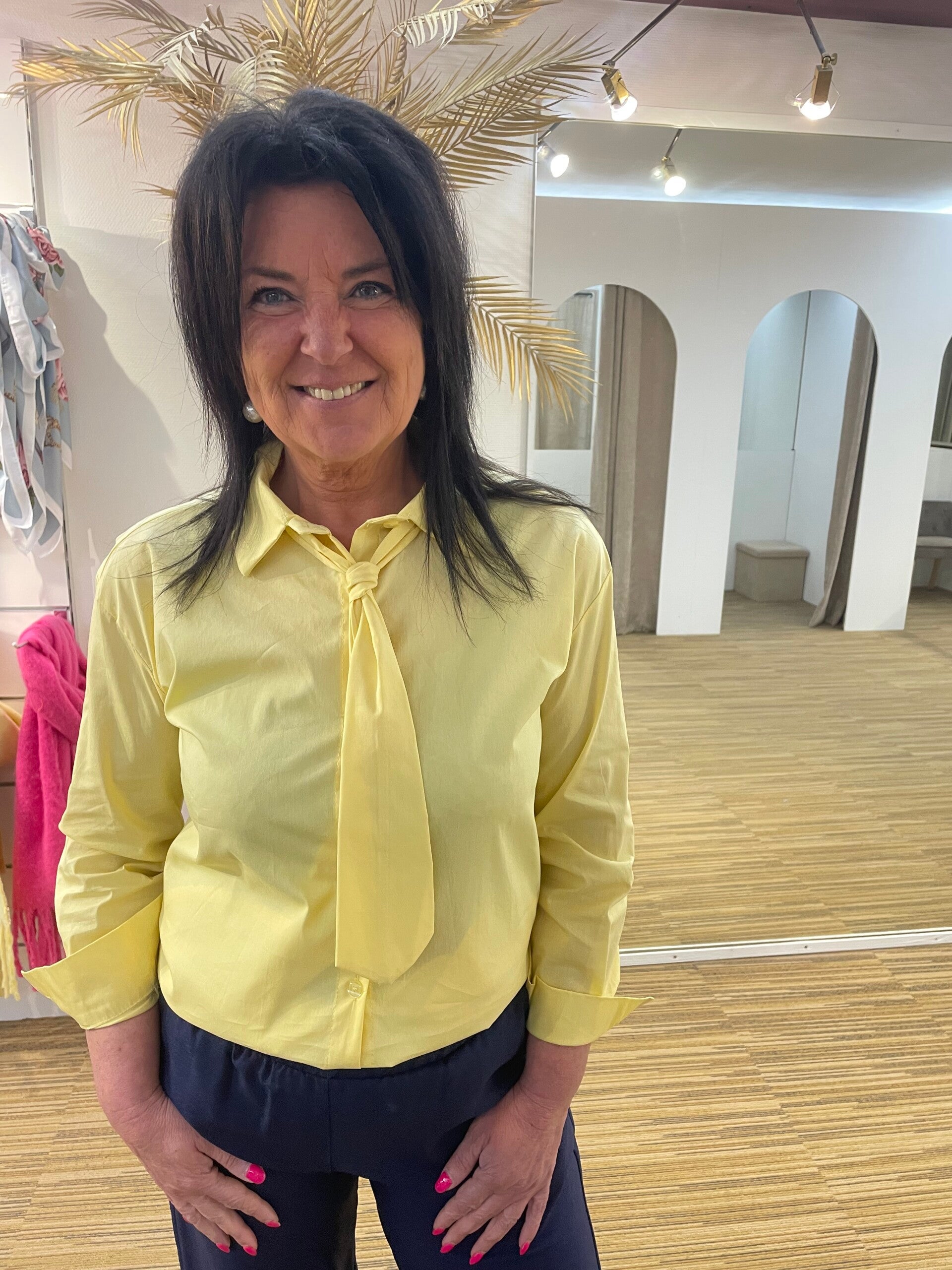 Geel bloesje met Das