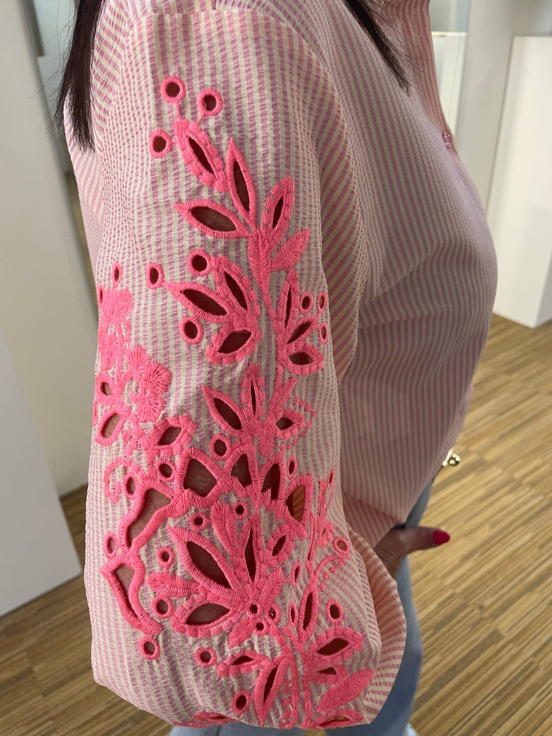 Zalm roze bloesje met fel broderie bloem