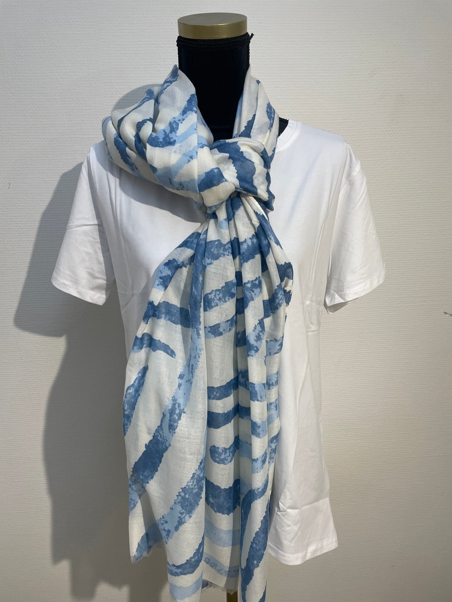 Lange licht blauwe sjaal