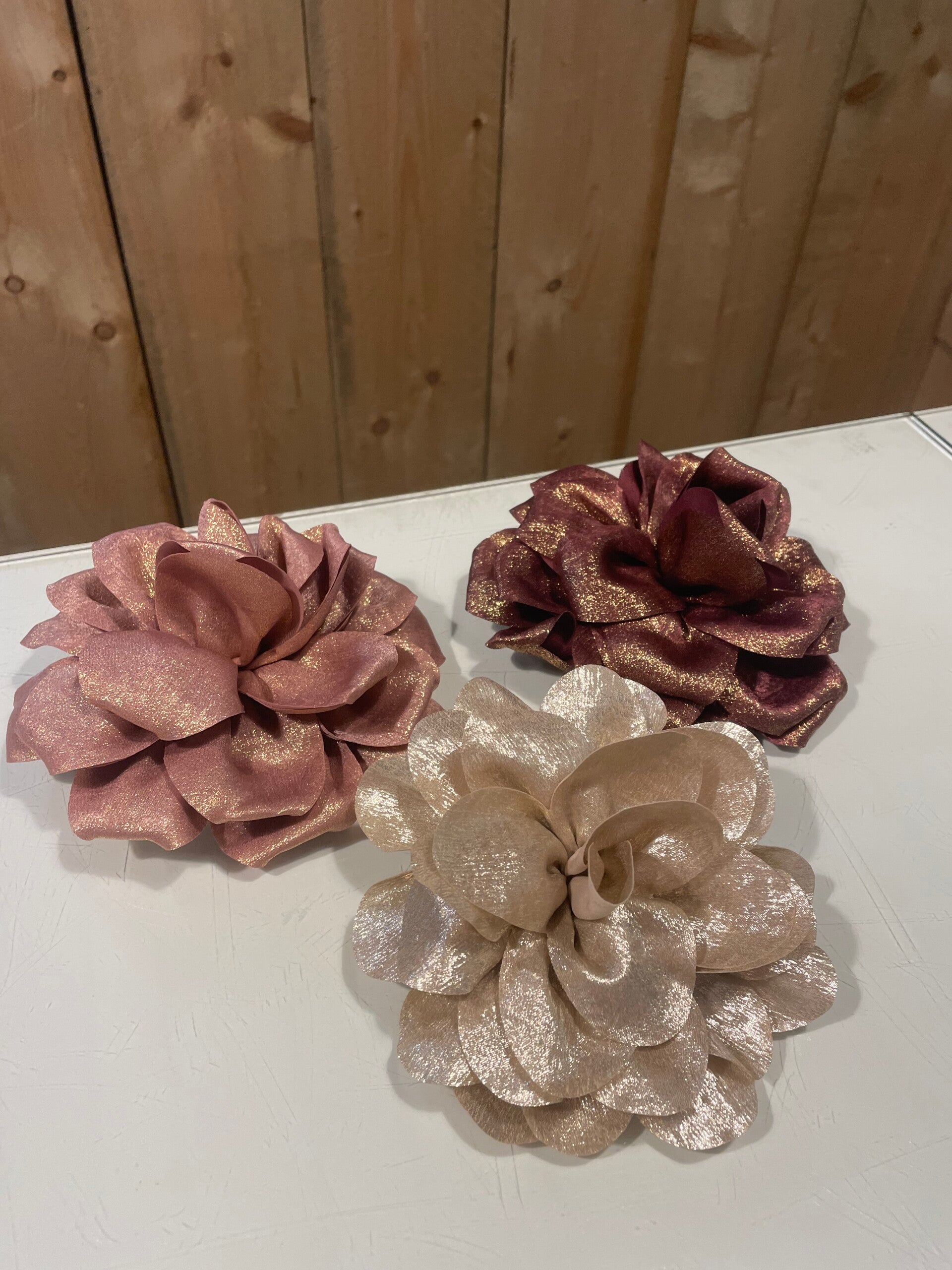 Grote bloemen bruin