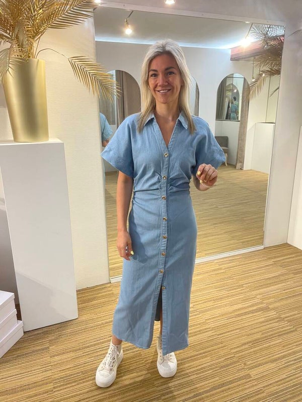 Lang jeans kleedje met gouden knoopjes