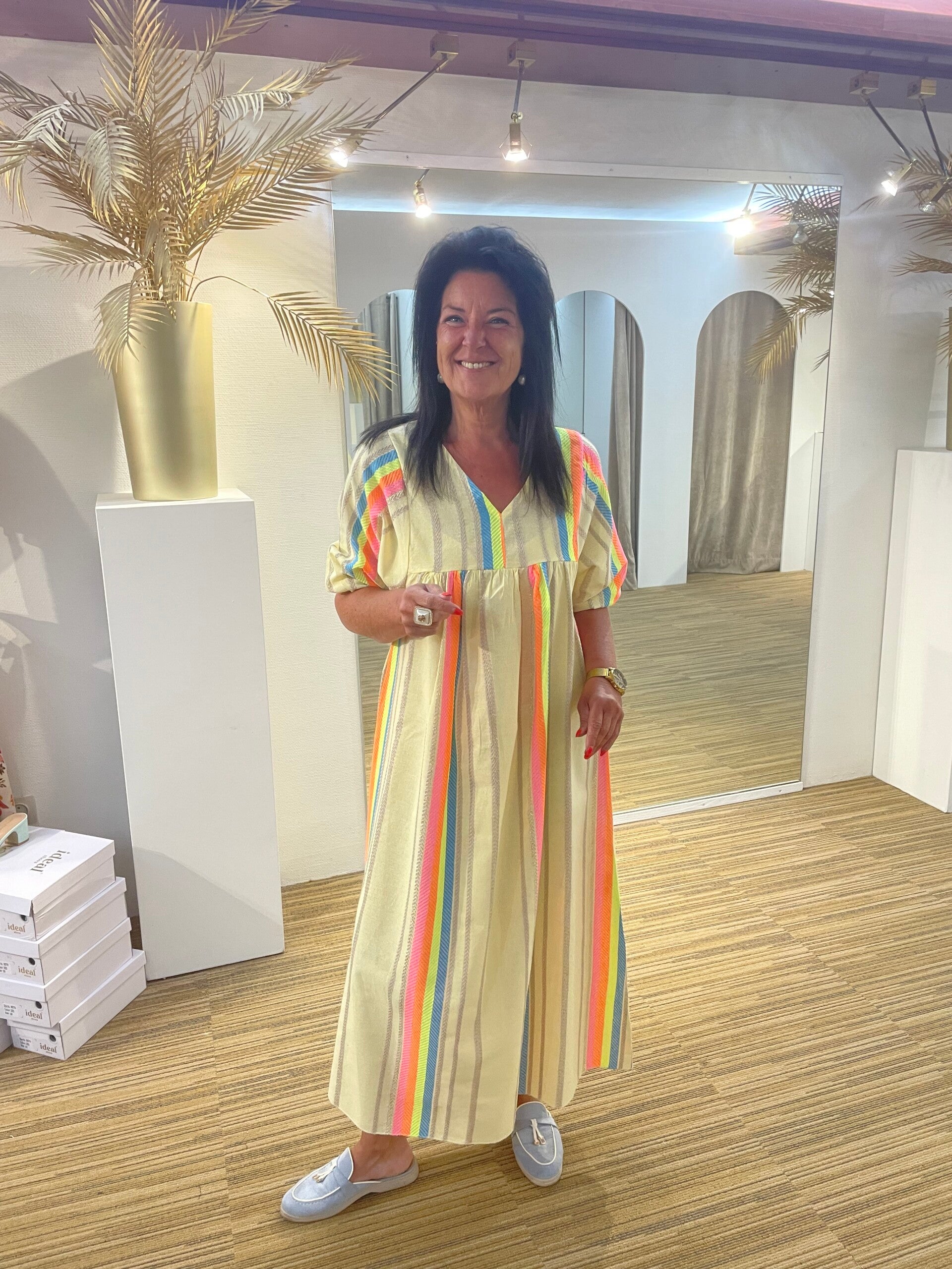 Geel kleedje met fluo kleuren