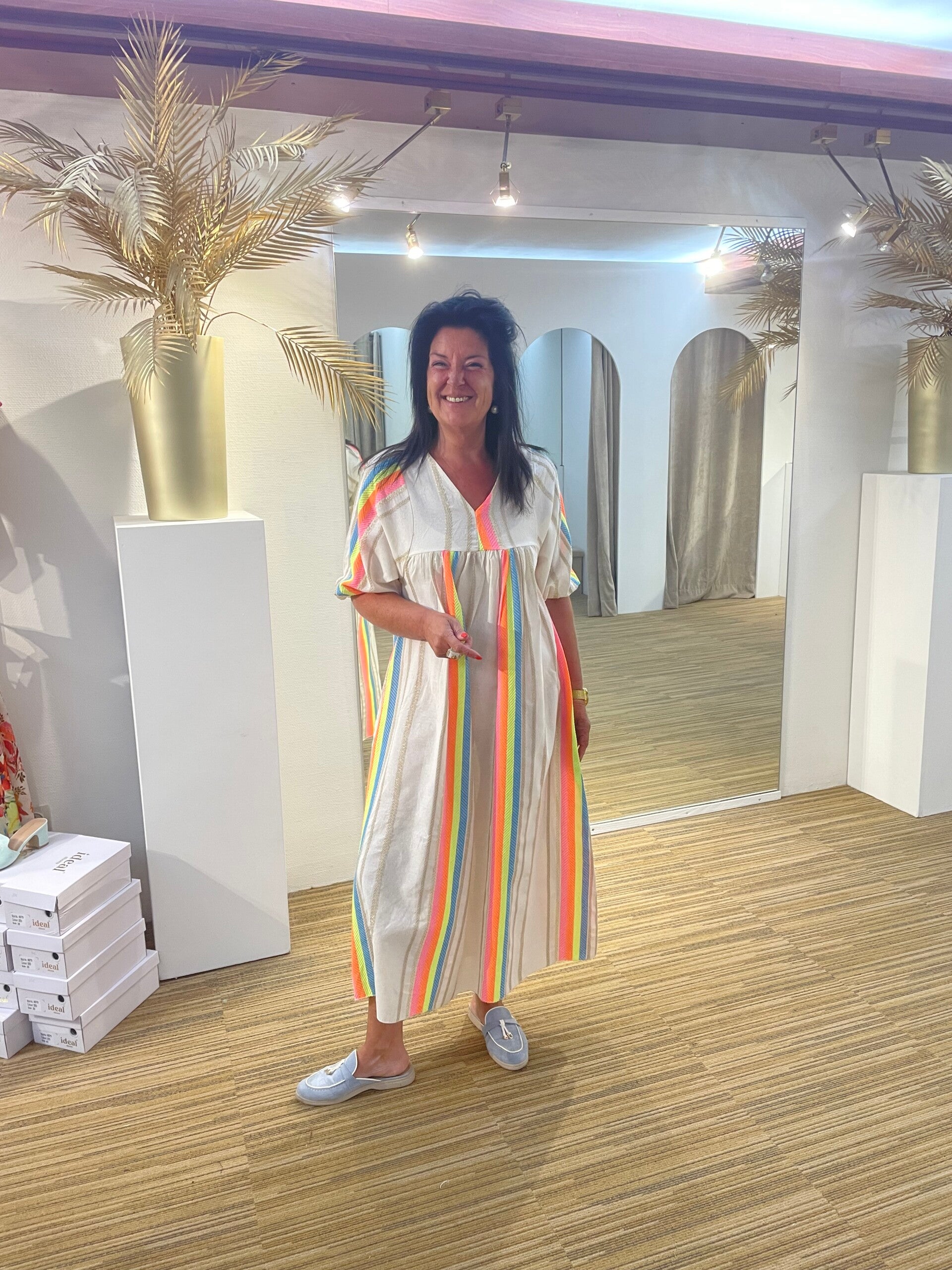 Beige kleedje met fluo kleuren