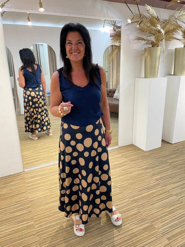 Blauwe rok met beige bollen