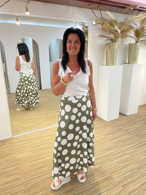 Kaki rok met witte bollen