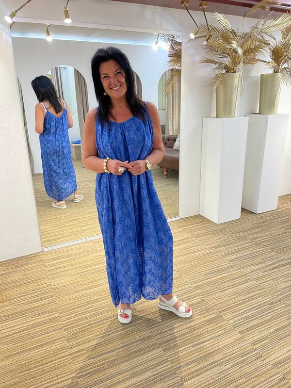Blauw broderie kleedje