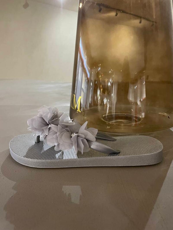Grijze teenslipper