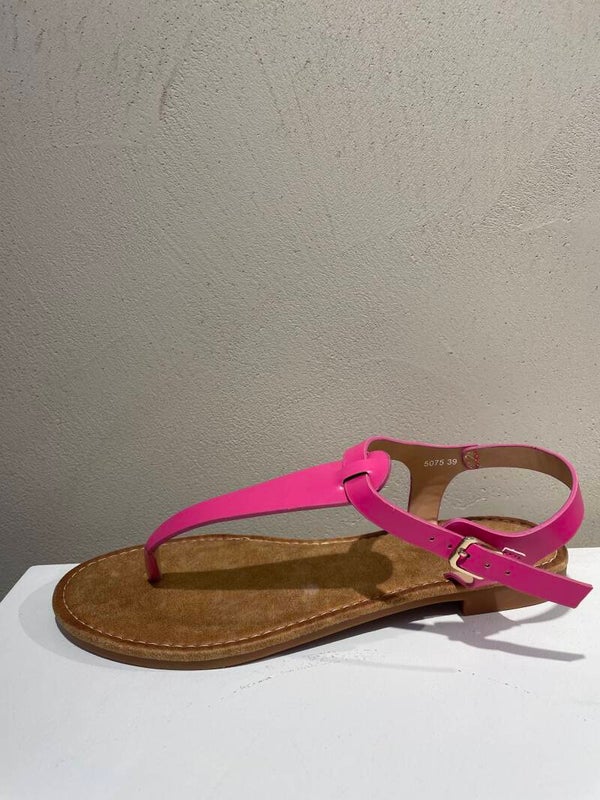 Roze sandaal tussen de tenen