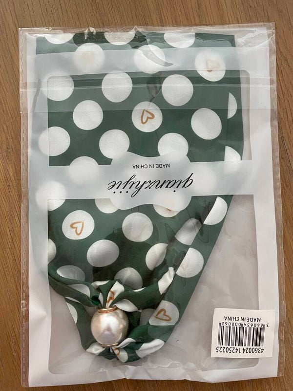 Kleine sjaal met parel groen met witte bollen
