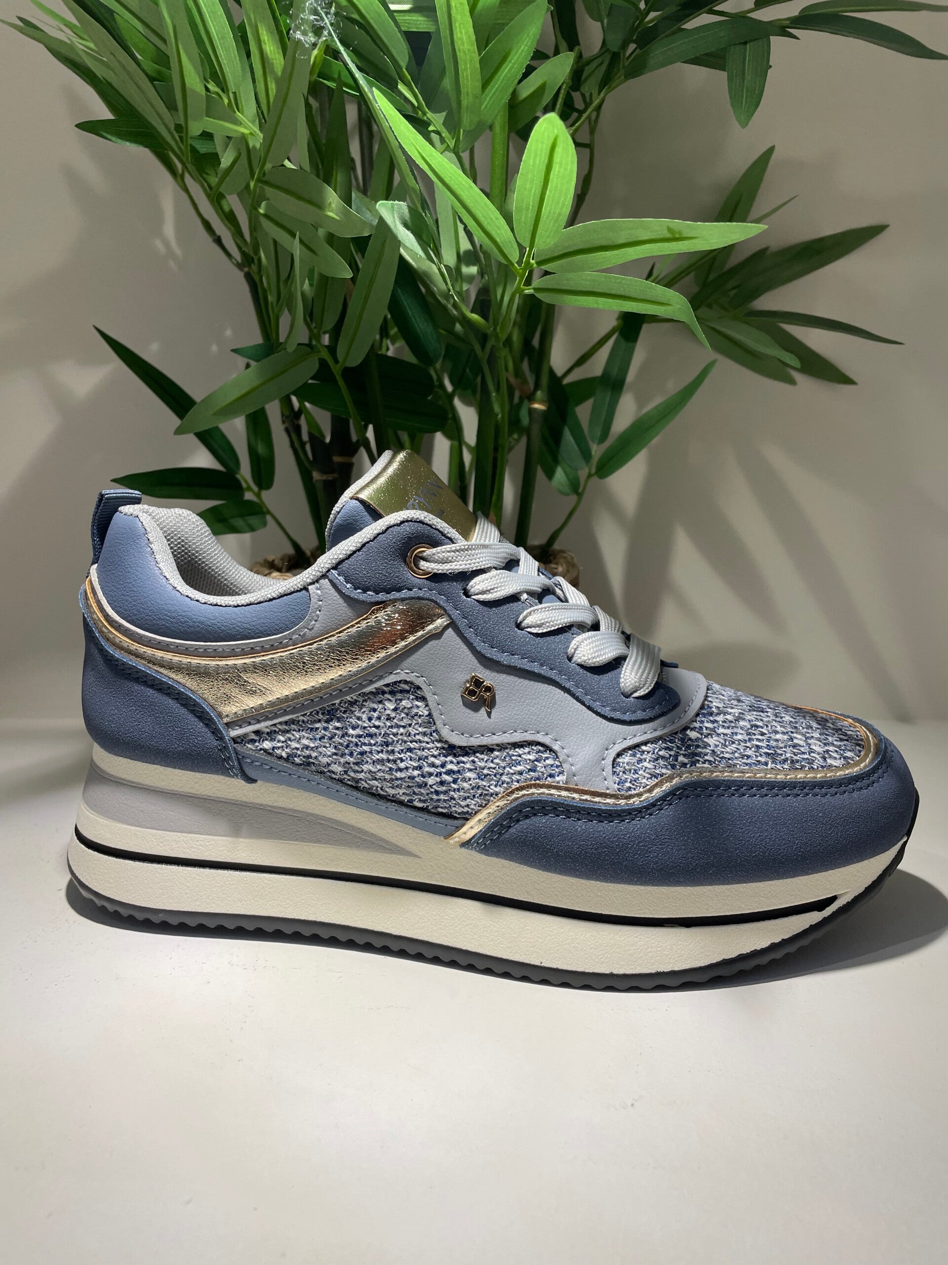 Licht blauwe hoge sneakers