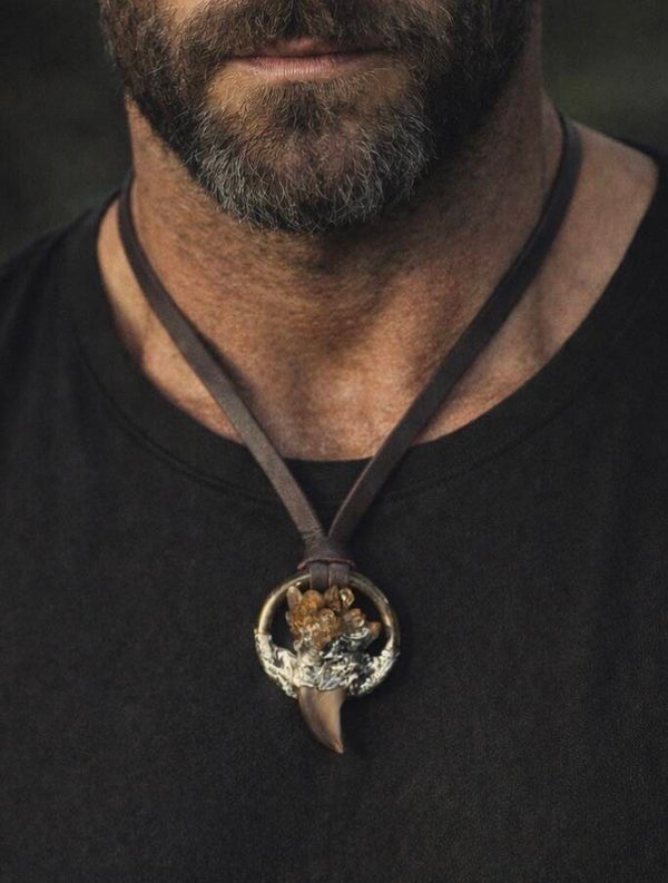 Bear claw & petroleum quartz pendant Necklace