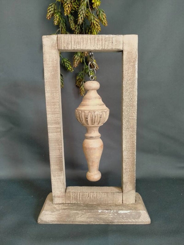 Houten ornament in raam, greywash