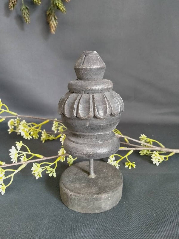 Houten pinakel op voet vintage black