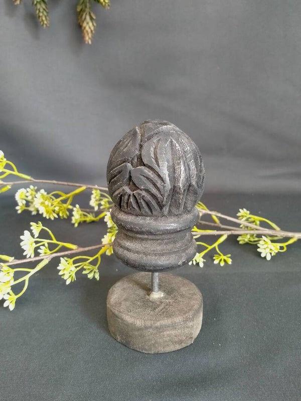 Houten pinakel op voet vintage black