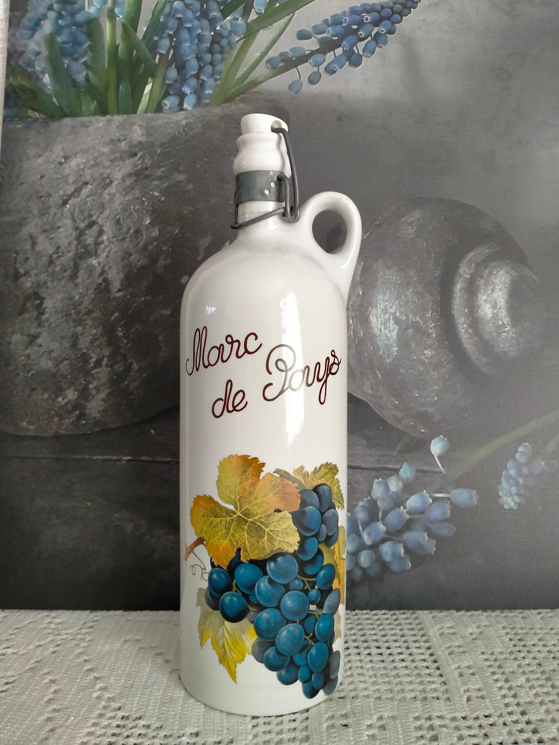 Franse porseleinen fles met fruitdecor druiven