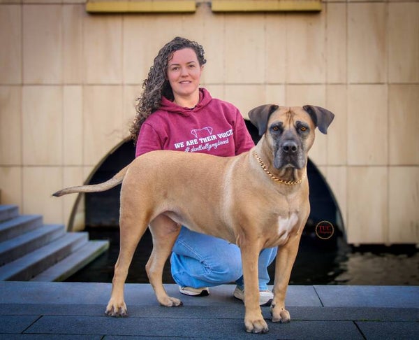 We are their voice met line art oortjes