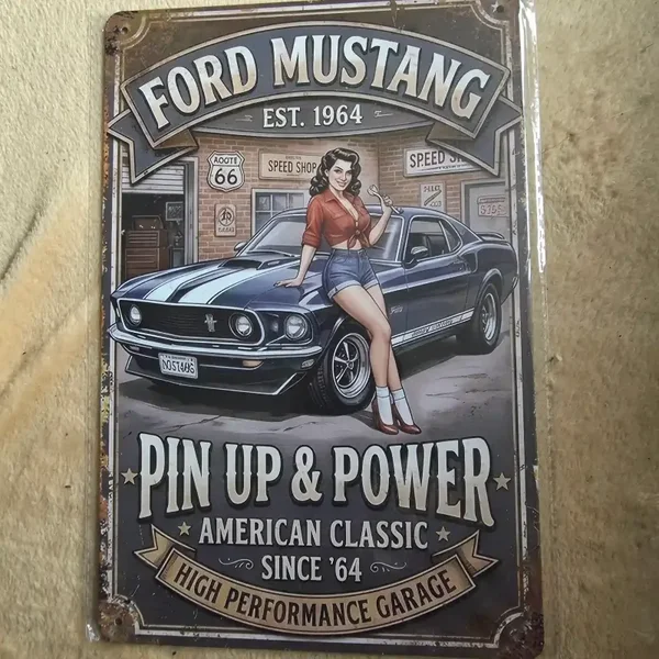 Ford Mustang Pin-Up Reclamebord 20x30 cm – Retro Garage Decoratie