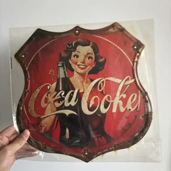 Coca-Cola Vrouwtje Metalen Bord (Tweedehands)