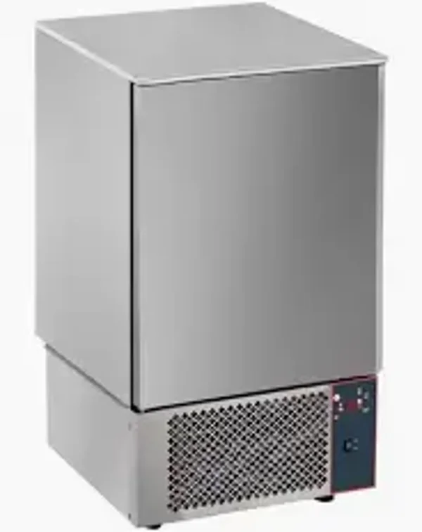 Abbattitore 10 teglie GN1/1-60x40. Sonda cuore e camera. Abbattimento 25 kg +3°C. Surgelazione 15 kg -18°C. Misure (LxPxH) 75x75x131 cm