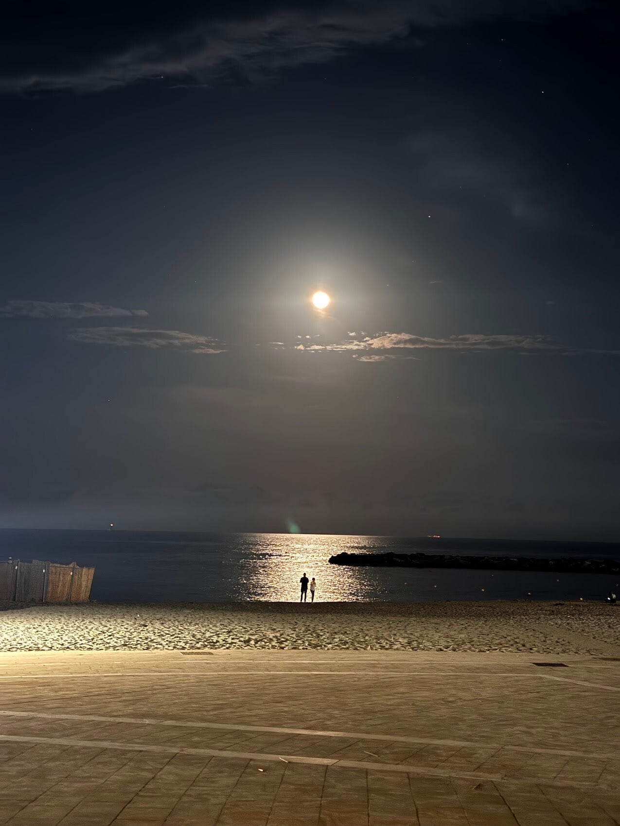 paesaggio lunare sulle spiagge di Bussana