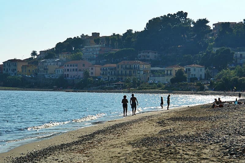 spiagge di  Bussana sabbia, ciottoli  scogli