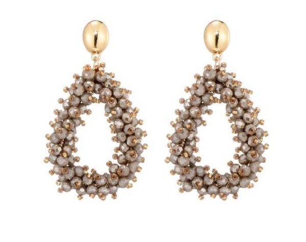 Statement oorbellen met bruine glaskraaltjes