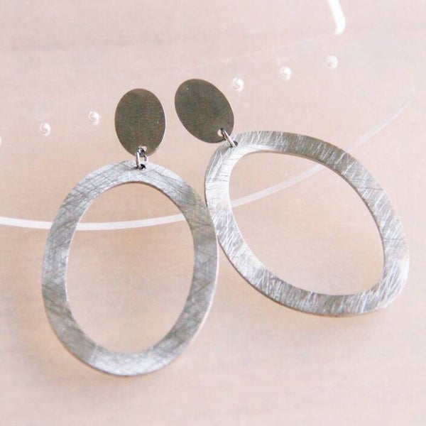 Statement oorbellen grote ovale ring - zilver