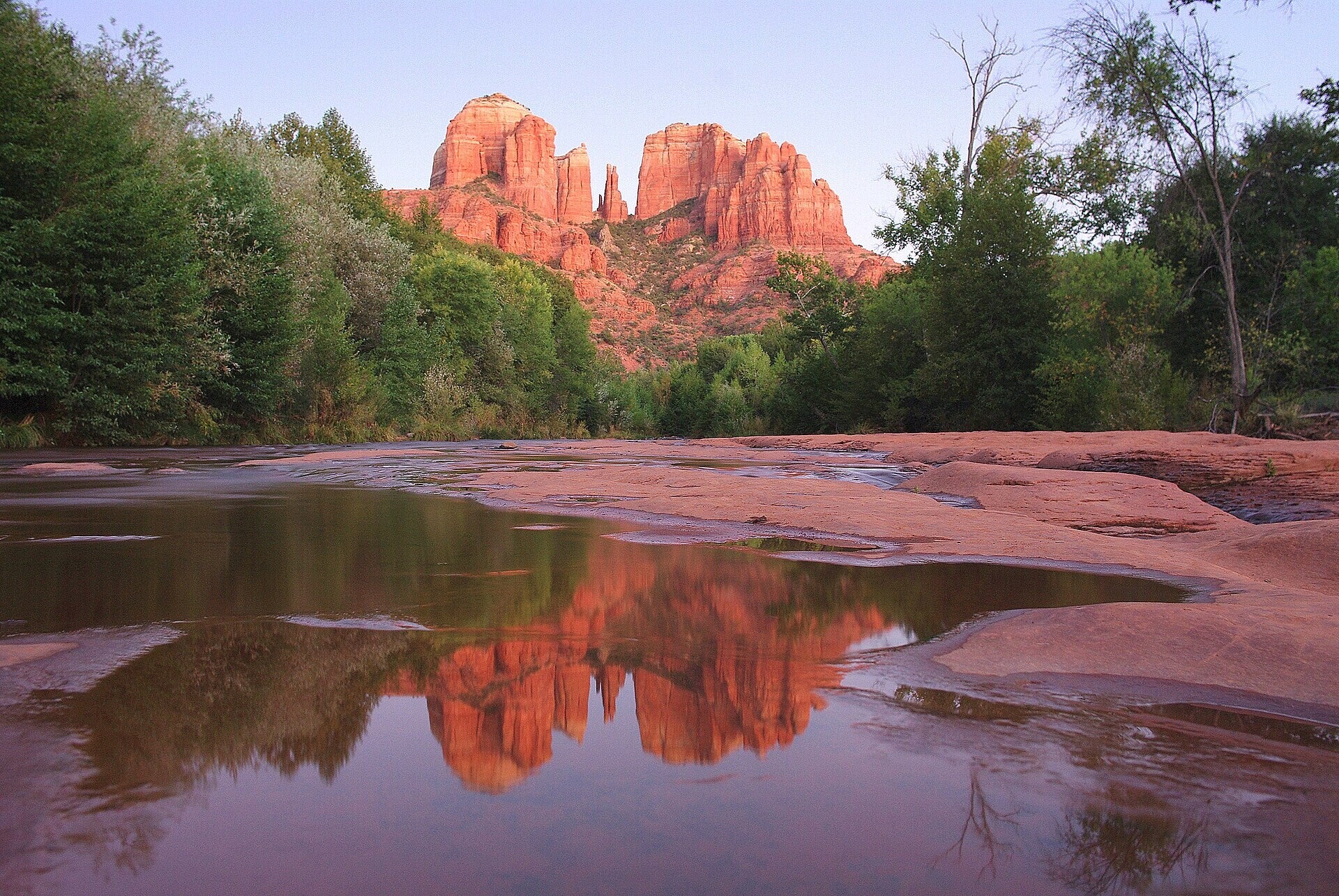 Cathedral Rock reflété dans les eaux d'Oak Creek à Red Rock Crossing, Sedona