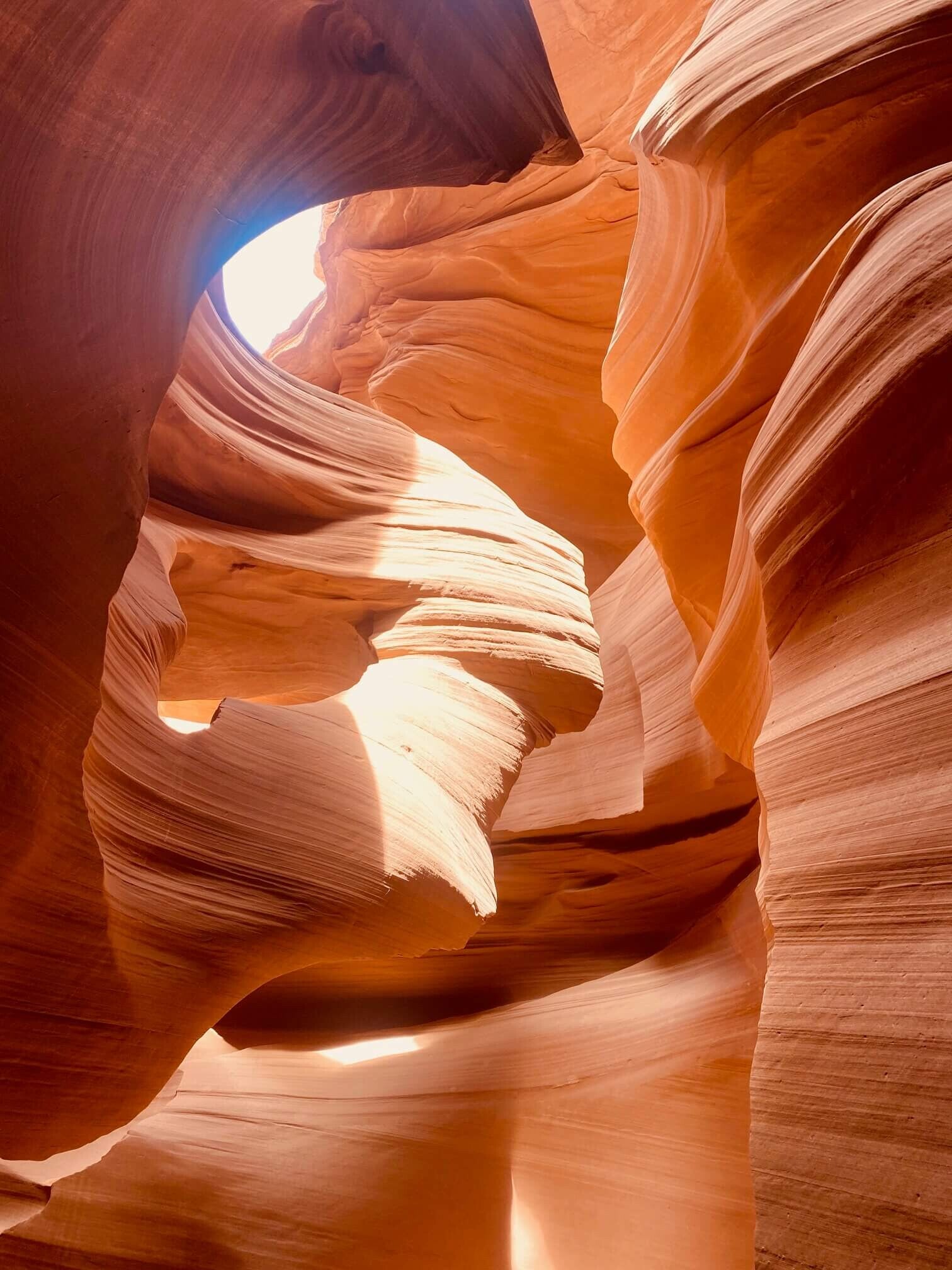 Antelope Canyon : paroi de grès ocre sculptée en territoire Diné dans l'Ouest américain