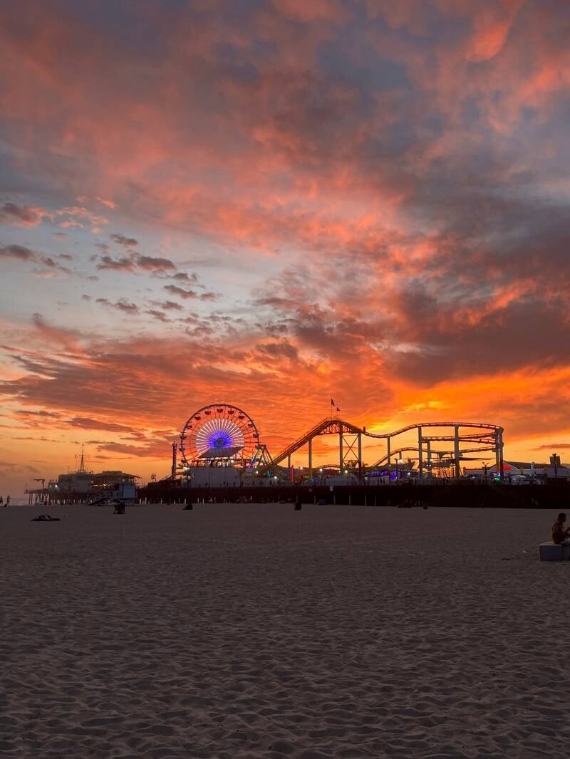 alt="Santa Monica Pier avec la grande roue et l'océan Californien"