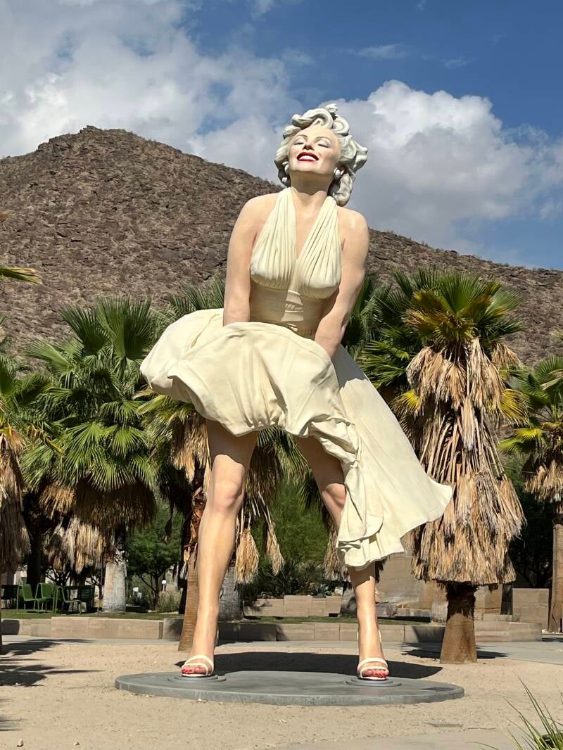 alt= Statue de Marilyn Monroe à Palm Springs représentant l'icône hollywoodienne dans le désert californien